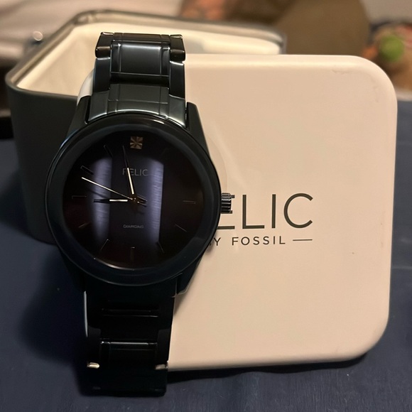 I am selling a beautiful relic fossil watch royal blue with a Dimond in it.